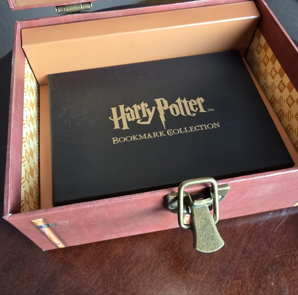 This is a Harry Potter Years 1-5 Limited Edition DVD Gift Set With Trunk - Picture 5 of 10